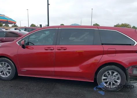 2021 Toyota Sienna Le z USA, uszkodzony, nr VIN 5TDKSKFC7MS007904